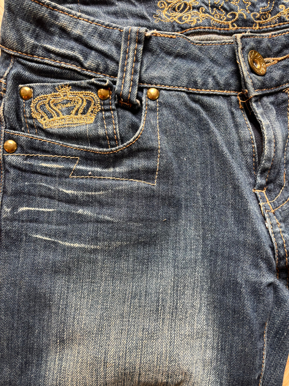 Low-Rise Embriodered Denim Capris
